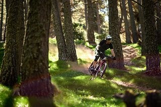 Das Commençal Meta Power ist ein E-Mountainbike, das seinen Piloten mit sensiblem Fahrwerk und einer guten Performance supportet