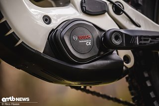 Simplon verbaut im 2026er Rapcon e:CX den Motor aus der Bosch Performance Line CX und koppelt ihn mit einem 800-Wh-Akku, der sich über eine große Öffnung bequem aus dem Unterrohr entnehmen lässt.