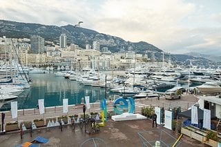 Clash of Cultures? Ein seltenes Bild: Das E-Village der WES im Herzen von Monaco.