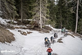 Jetzt heißt es Schieben und Tragen im Wechsel – Dinge, die mit einem E-Bike besonders viel Spaß machen ...