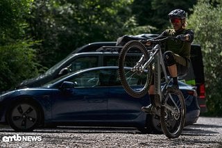 Da bist du ja endlich ... Holger vertreibt sich die Wartezeit auf dem Parkplatz mit kleinen Fahrtechnikübungen