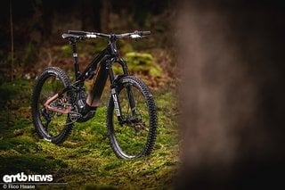 Das Haibike Hybe CF 11 kostet 10.000 EUR und setzt auf ein RockShox Ultimate-Fahrwerk, SRAM GX AXS Transmission-Schaltung, SRAM Maven Ultimate-Bremsen, RockShox Reverb AXS, DT Swiss HX1501-Laufräder und Carbonlenker von Race Face.