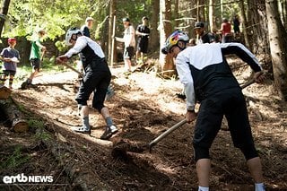 Auch die Bikestars Fabio Wibmer und Elias Schwärzler packten mit an