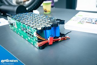 Ein gutes Batterie-Management-System benötigt Platz. Der ist aber rar. Die Versuchung, kleinere Platinen zu bauen, daher groß. Das kann zulasten der Sicherheit gehen.