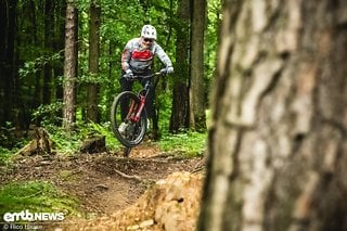 Schon im Stand gefällt uns der DT Swiss HXC1200 Spline, aber auf dem Trail überzeugt er mit solidem Komfort, Flex und Präzision.