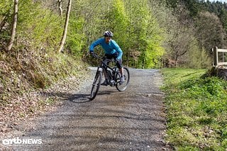 Mit leichter Bike-Neigung zentral tief gehen, Fahrlinie innen in Übungskurve.