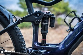 Der RockShox Super Deluxe Select+-Dämpfer ist stehend parallel zum Sitzrohr montiert. Über den Drehring auf der oberen Stirnseite wird die Zugstufe eingestellt.