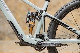 Ja, das Pivot Shuttle SL ist ein E-Bike.