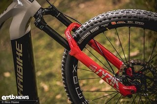 Haibike setzt beim AllMtn CF SE auf eine RockShox Lyrik Ultimate, die im markanten Boxxer-Rot lackiert ist.