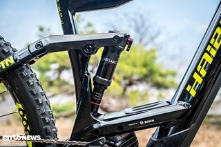 Der RockShox Deluxe Select Plus-Dämpfer gibt im Heck 160 mm Federweg frei