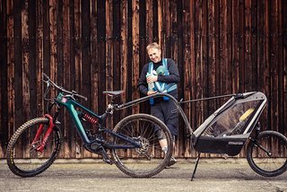 Bock auf Ballern: Wer mit Trailer und Nachwuchs ins Gelände geht, sollte vorher mal einen Blick auf das maximal zulässige Gewicht des E-MTBs werfen.