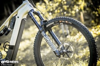 An der Front arbeitet eine RockShox Zeb Ultimate-Federgabel, die 170 mm Federweg zur Verfügung stellt.