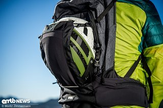 Wem es auf langen Uphills zu warm wird, der hat beim Vaude eBracket die Möglichkeit, den Helm im passenden Helmfach zu verstauen