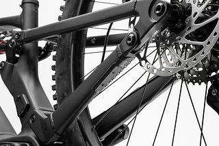 In der linken Kettenstrebe ist eine unauffällige Aufnahme für Fahrradständer integriert. In der linken Kettenstrebe ist eine unauffällige Aufnahme für Fahrradständer integriert.