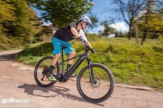 Auf gemäßigten Abfahrten steht man selbst bei ausgefahrener Sattelstütze solide auf dem E-Hardtail.