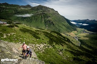 Schon nach wenigen Klettermetern bietet sich uns ein sagenhafter Ausblick über das Tal und die grandiose Landschaft.