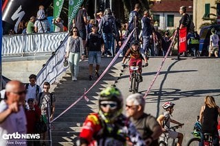 Franziska Meyer rollt über die Ziellinie.