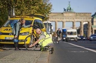 Ungewohntes Bild: ADAC-Techniker mit Fahrrad! Das Pilotprojekt lief zunächst in Berlin und Brandenburg. Der Service startet ab 01. Juni 2022 bundesweit!