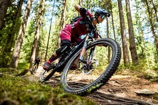 Auch wenn Steffi in ihrem persönlichen Cruise-Modus ist, fährt sie verdammt schnell über die Trails.