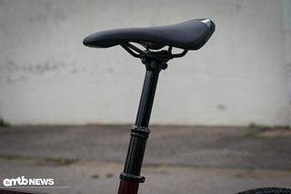 Ein sehr sinnvolles Feature bei einem E-Gravelbike. Die um 100 mm versenkbare Sattelstütze.