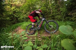 Auf schmalen kurvigen Trails fühlt sich das Cannondale Cujo NEO 130 1 sehr wohl