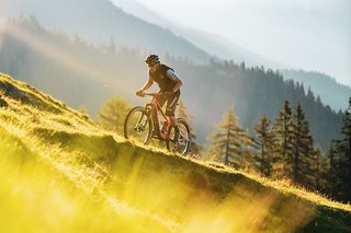 Das Thömus Lightrider ist ein ideales E-MTB, um auf flowigen Trails oder kleineren Marathonetappen zu punkten.