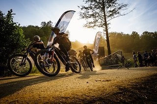 Natürlich wird das Rennen mit einem Massenstart begonnen.