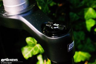 Unter der Luftkappe sitzt ein Ventil – die Aircap kann mit einer Nuss gelöst werden für das Volumenspacertuning Unter der Luftkappe sitzt ein Ventil – die Aircap kann mit einer Nuss gelöst werden für das Volumenspacertuning
