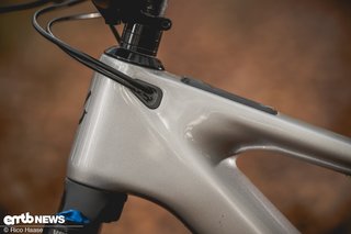 Dezent und schick gelöster Leitungseingang ins Innere des Rahmens.