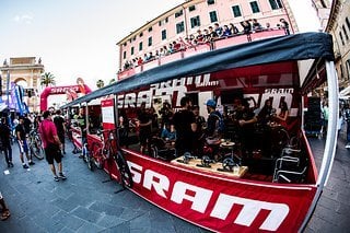 Am SRAM-Truck trifft sich die Szene