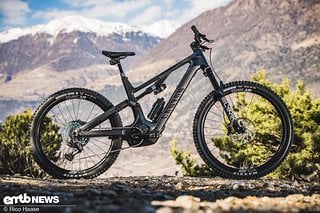 Wer ein E-Bike mit SRAM AXS-Schaltung, RockShox Reverb AXS und Flight Attendant-Fahrwerk fährt, hat direkt vier zusätzliche Akkus am Bike.