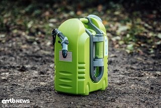 Der Aqua2Go PRO bietet einen 20 Liter großen Tank und ist akkubetrieben, lässt sich aber auch per 12-Volt-Anschluss betreiben