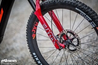 An der Front des KTM Macina Prowler Sonic federt eine massive RockShox Lyrik Ultimate