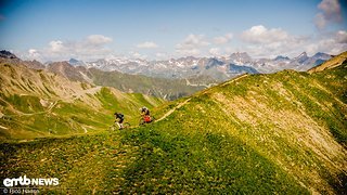 Der Kammtrail ist schmal, bietet aber jede Menge Weitblick