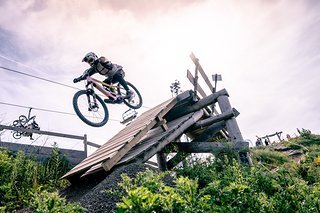 Falk auf Sendung, während im Sessellift das Renngeschehen live verfolgt wird Falk auf Sendung, während im Sessellift das Renngeschehen live verfolgt wird