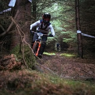 Nur mit dem E-MTB möglich: Weicher Waldboden bergauf.