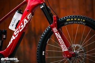 Überaus passend und unglaublich sexy: die rote RockShox ZEB Ultimate-Federgabel.