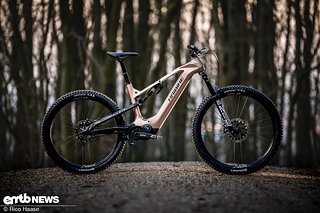 Haibike ALLMTN CF 11 TRN/IQ – die Topversion dieses Allround-E-Bikes setzt auf ein hochwertiges RockShox Ultimate-Fahrwerk und stabile Laufräder von DT Swiss.