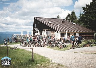 Oben auf der Hütte gibt's ein kühles Bier