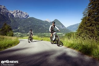 Dann geht es über die Zufahrtsstraße der Hütte 1400 Meter nach oben.