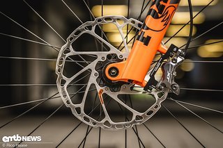 Shimano XT auf 220er-Scheibe: Die Bremspower des Bulls Vuca Evo AM2 erscheint uns üppig.