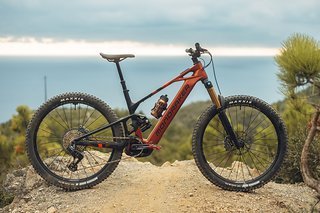 Das neue Mondraker Crafty setzt auf den neuen Bosch CX-Motor, verfügt wahlweise über einen 800 Wh oder 600 Wh Akku und rollt auf 29"-Laufrädern