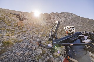 Bevor wir zum Start der ersten Stages der Trans Nomad 2025 kamen, galt es einen steilen Pfad hinauf zu steigen. Bevor wir zum Start der ersten Stages der Trans Nomad 2025 kamen, galt es einen steilen Pfad hinauf zu steigen.