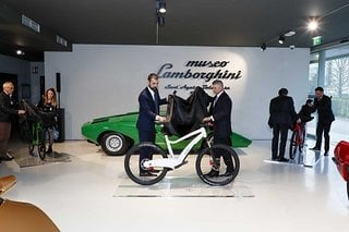 Medienwirksam wird das neue E-Bike in exklusiver Gesellschaft enthüllt