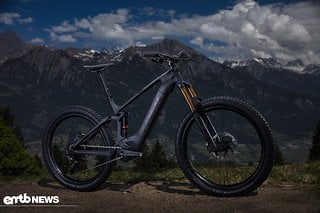 Der Carbonrahmen gibt dem Trek Powerfly LT 9.9 eine richtig coole Stealth-Optik