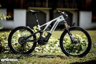 Okay, hier sehen wir ein handelsübliches Specialized Turbo Levo in der S-Works Version. Besonders macht es der Fahrer ...