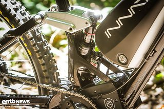 Der RockShox Monarch RC3-Dämpfer wurde umgekehrt eingebaut.