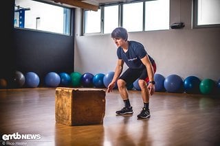 Bei dieser Sprungübung sollte man auf den festen Stand der Box achten und deren Höhe langsam steigern. Zu Beginn normal hoch und runter springen.