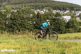 Wähle einen Weg mit leichtem Gefälle und einen leichten Gang – gehe nun im Sitzen sehr tief (Gesicht zum Lenker) und breme Dich fast um Stillstand.