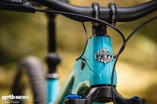 Das cleane Cockpit wird durch Yetis neuen Lenker mit interner Kabelführung für die Motor-Remote-Kabel zusätzlich gestützt. Das cleane Cockpit wird durch Yetis neuen Lenker mit interner Kabelführung für die Motor-Remote-Kabel zusätzlich gestützt.